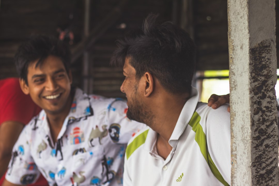 Brazilian man mentoring a colleague in a friendly conversation